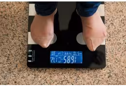 Dlaczego waga elektroniczna pokazuje różne wyniki?